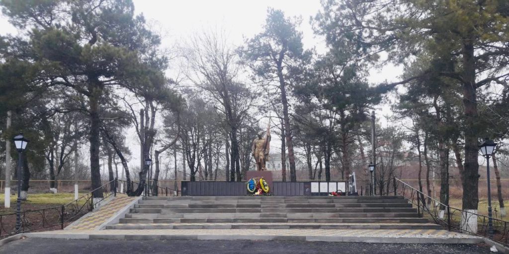 Благоустройство памятника «Братская могила воинов Советской Армии, павших смертью храбрых в 1941-1945г
